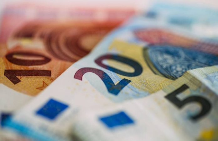Euro forte, Borse deboli