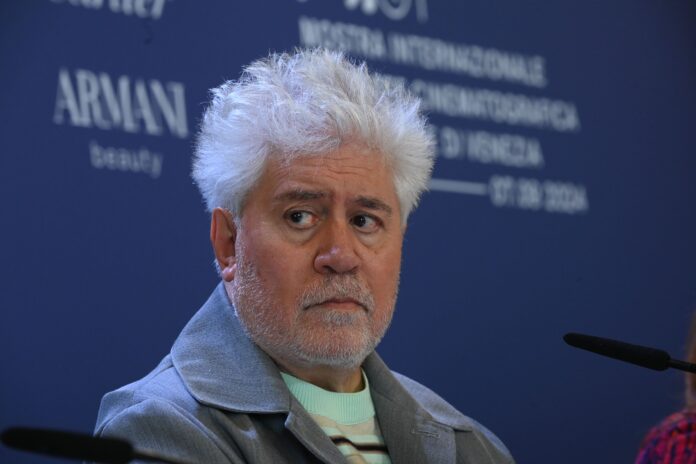 Un primo piano di Pedro Almodóvar in conferenza stampa, il regista vincitore del Leone d’Oro a Venezia 81 per “The room next door”. Credits: Giorgio Zucchiatti La Biennale di Venezia - Foto ASAC Fonte: Venezia 81, materiale stampa