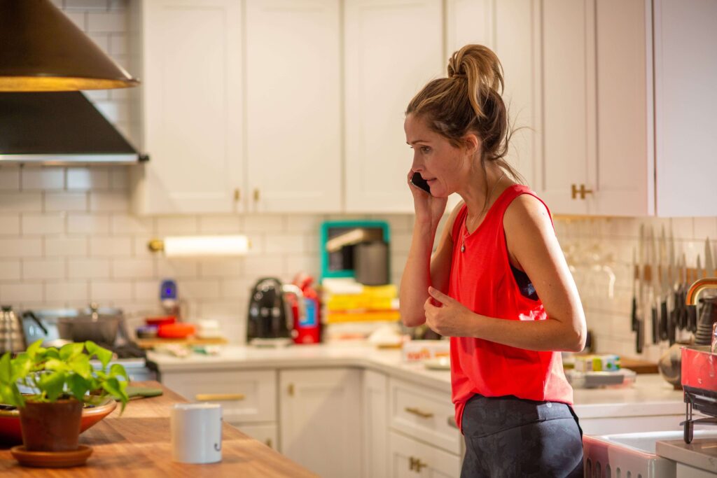 Rose Byrne in un momento di “EZRA”