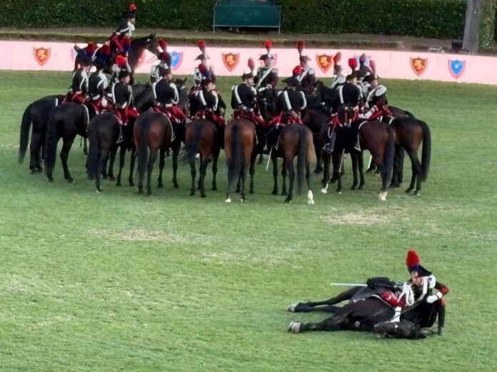 Un momento simpatico del carosello dell’arma a Piazza di Siena. La parata dei carabinieri a cavallo nell’ovale di Villa Borghese Fonte/credits: ph. Attilio Impronta