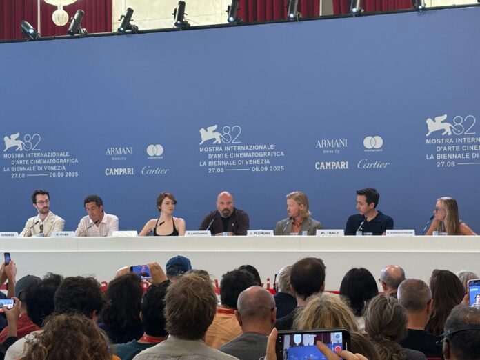 Un momento della conferenza stampa di BUGONIA di Lanthimos.