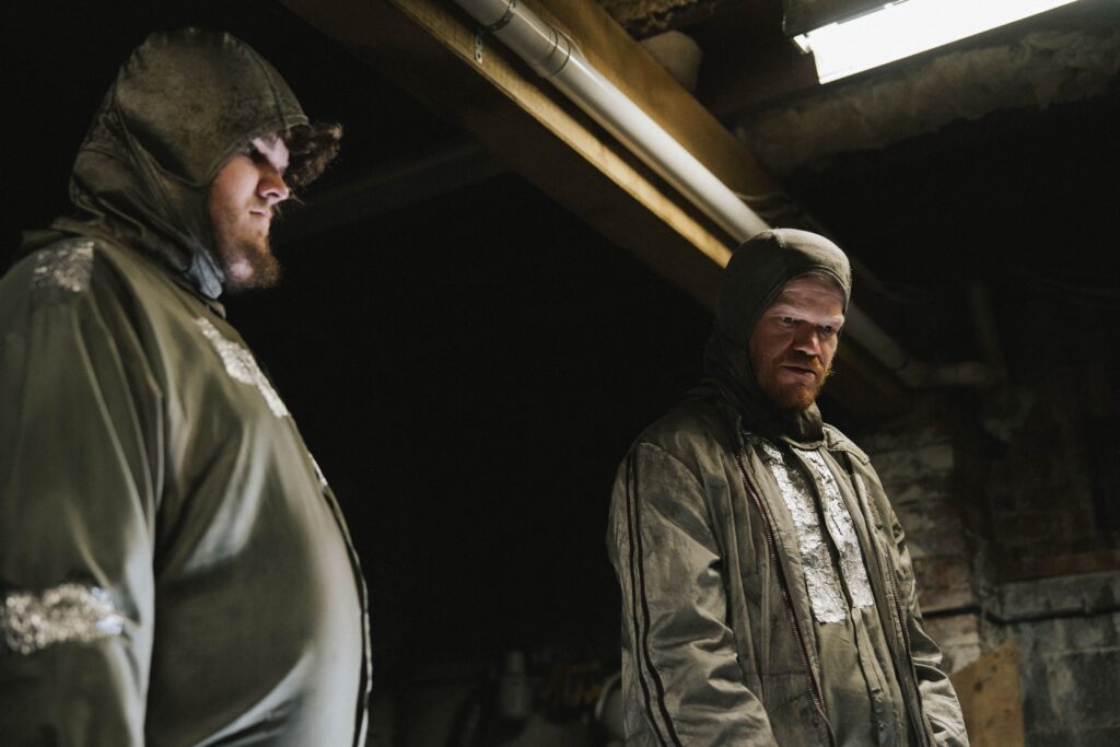 Una scena di BUGONIA con Jesse Plemons e Aidan Delbis
