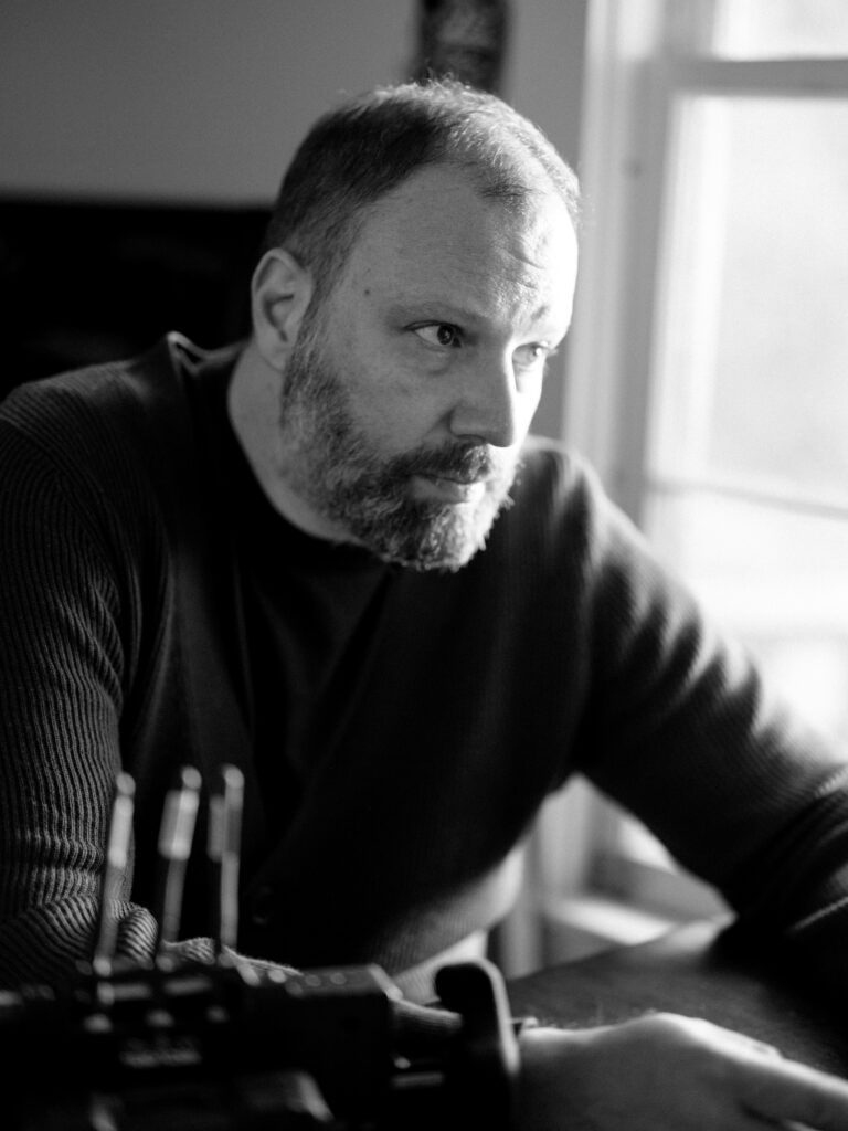  Il regista di BUGONIA, Yorgos Lanthimos