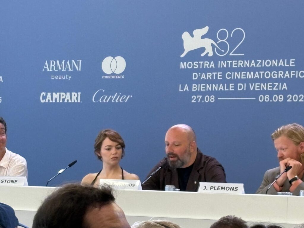 Un momento della conferenza stampa di BUGONIA di Lanthimos