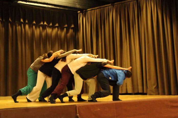Un momento dello spettacolo “Riparare crepe con loro”, alcune ballerine del Junior Ballet AIDA sul palco. Credits: ph. Nadia Cozma, fonte: Mariangela Barba