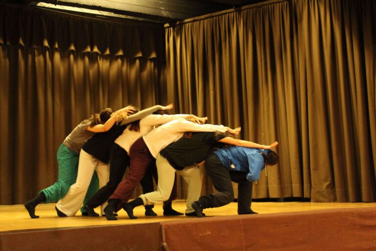 “Riparare crepe con loro” è lo spettacolo di teatro e danza con cui Ebano Onlus tramanda le storie vere che ha raccolto da donne vittime di violenza