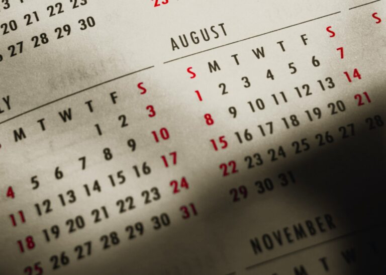 Luglio chiama. Agosto osserva nell’ombra