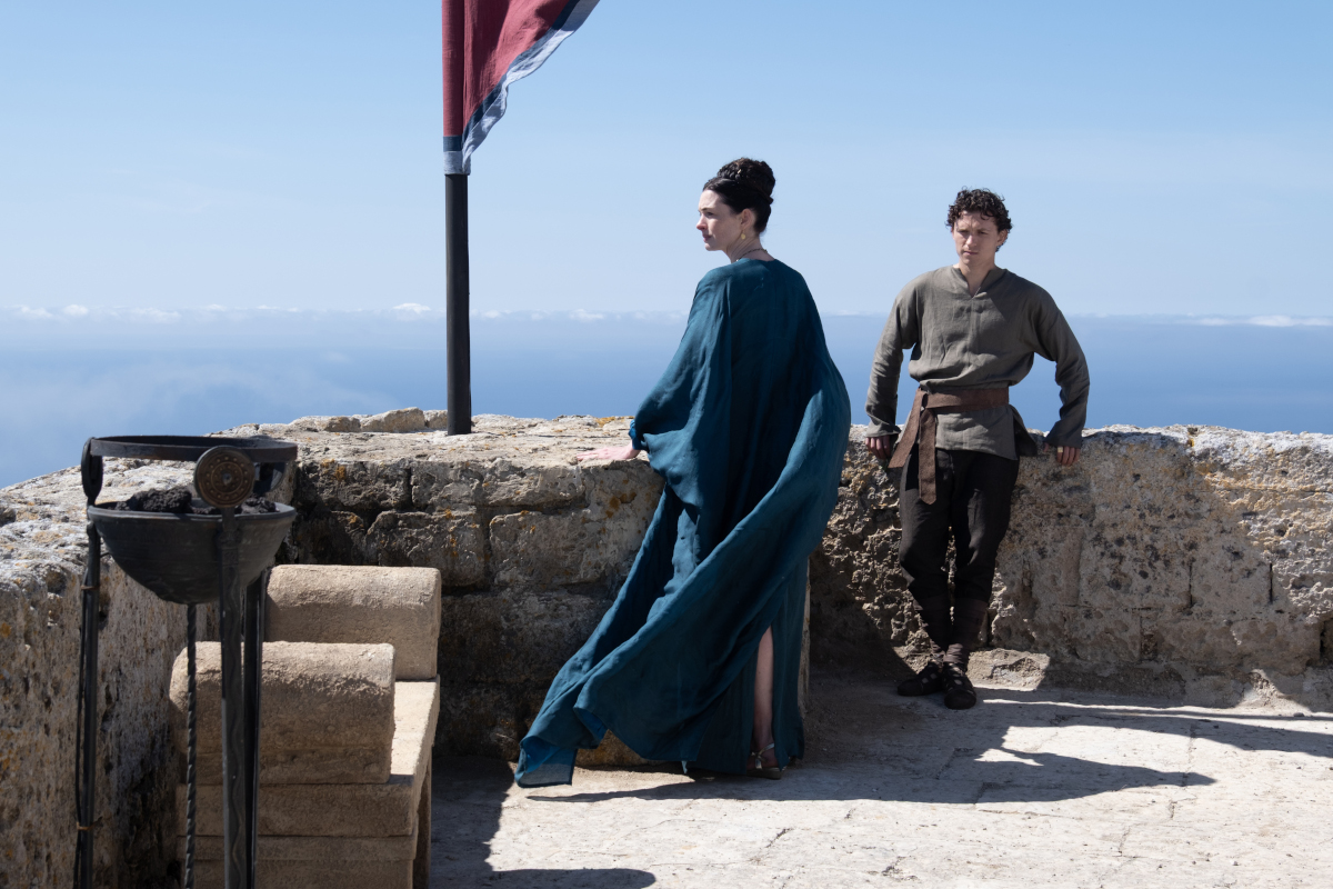 F2) Matt Damon e Anne Hathaway in “Odissea”